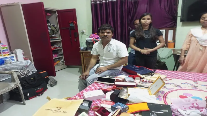 हरदोई: इंटर कॉलेज के प्रवक्ता के घर से उड़ाया तीन लाख की नकदी और 15 लाख के जेवरात, कॉलोनी में हड़कंप