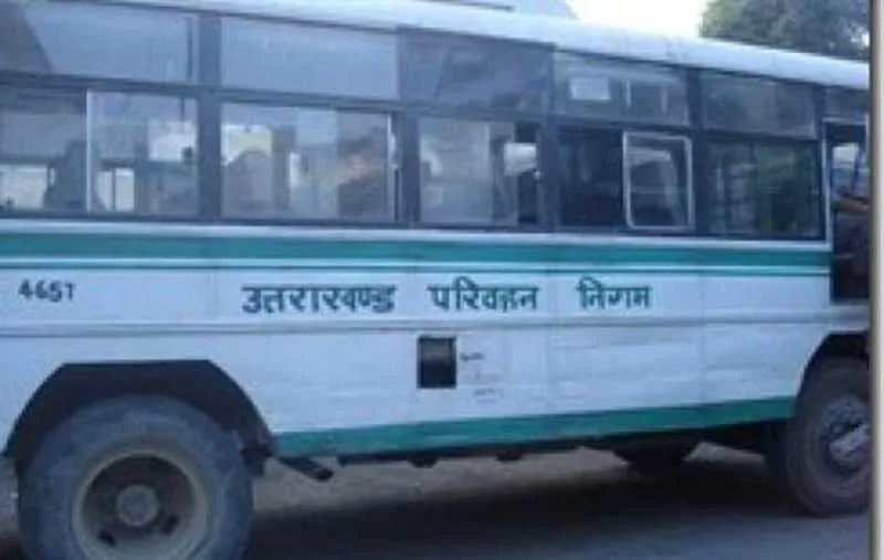 काशीपुर: चालक-परिचालकों के अभाव में पांच बसों के पहिए जाम
