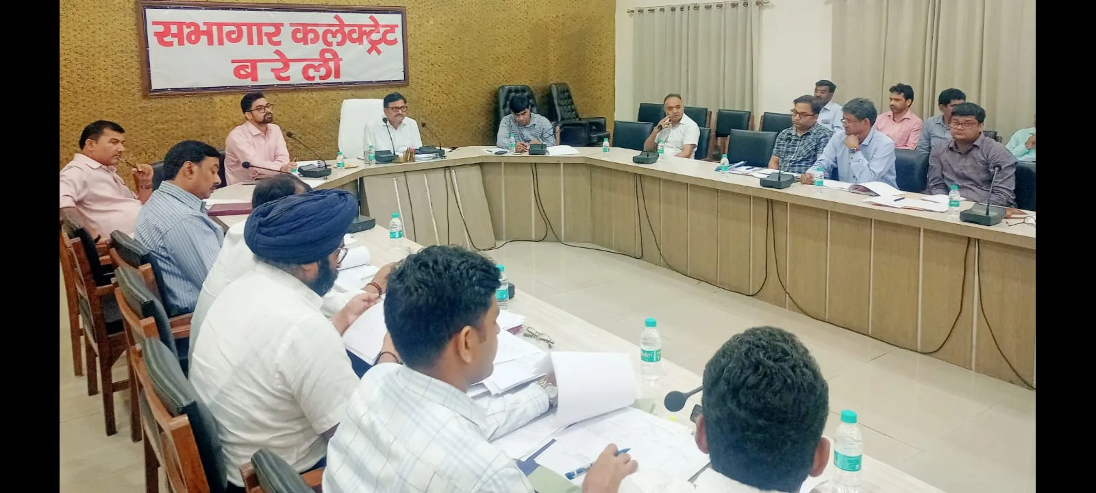 बरेली: डीएम बोले...बैठक में क्यों नहीं आए अधिशासी अभियंता सिडको