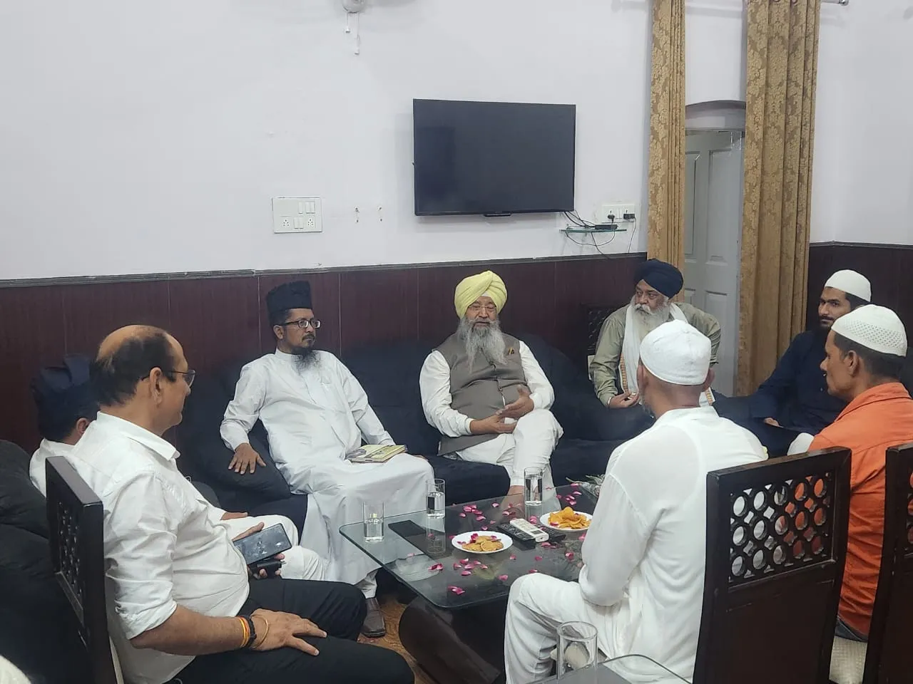 बरेली: अल्पसंख्यक आयोग के अध्यक्ष से मिले मौलाना शहाबुद्दीन