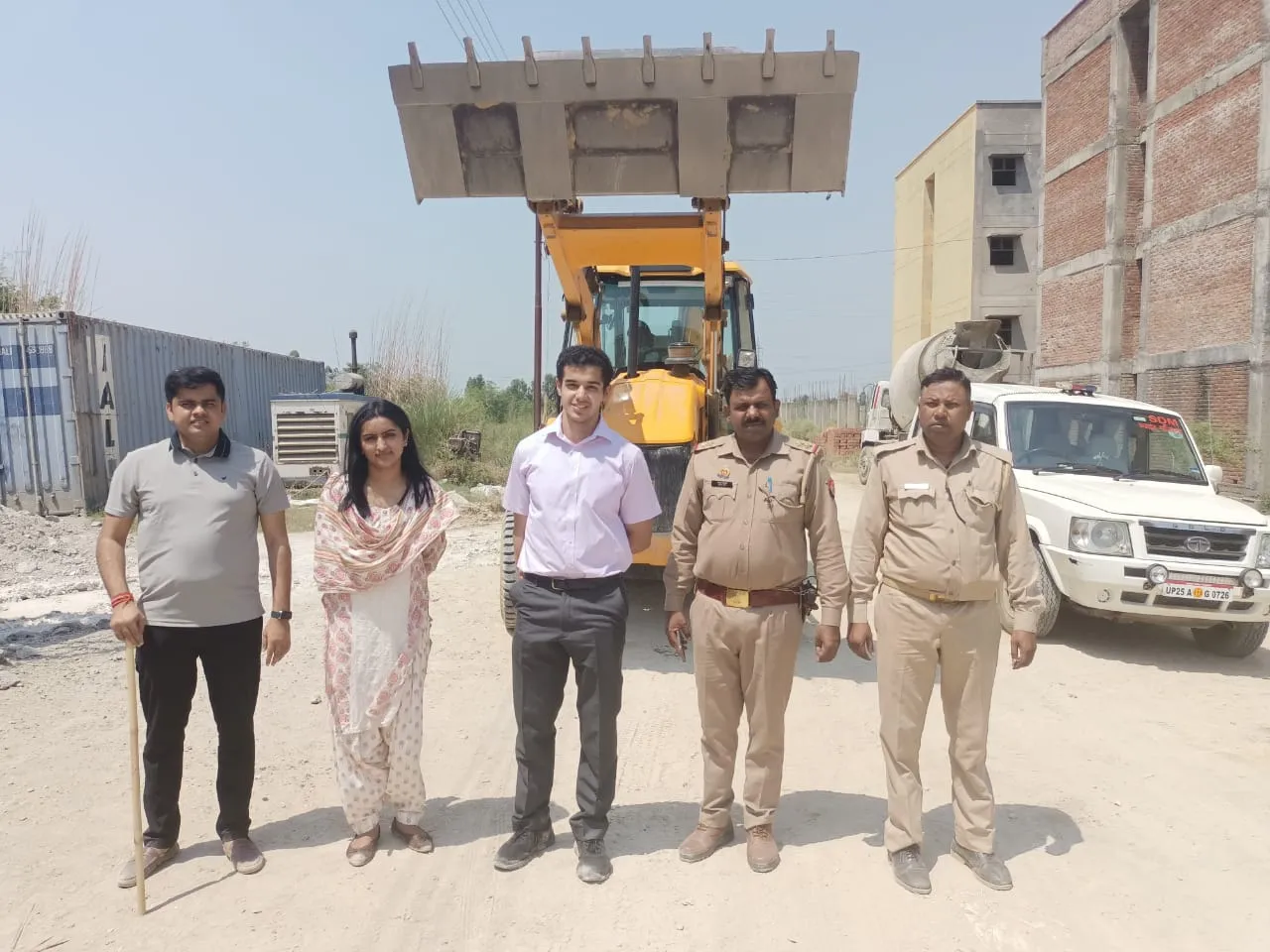 बरेली: एसडीएम ने छापेमारी कर अवैध खनन पकड़ा, जेसीबी और डंपर सीज, आरोपी फरार