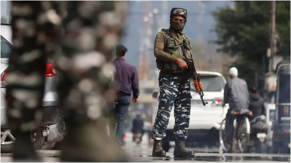 जम्मू कश्मीर के राजौरी में सैनिक की सर्विस राइफल से दुर्घटनावश चली गोली, दो जवान घायल 