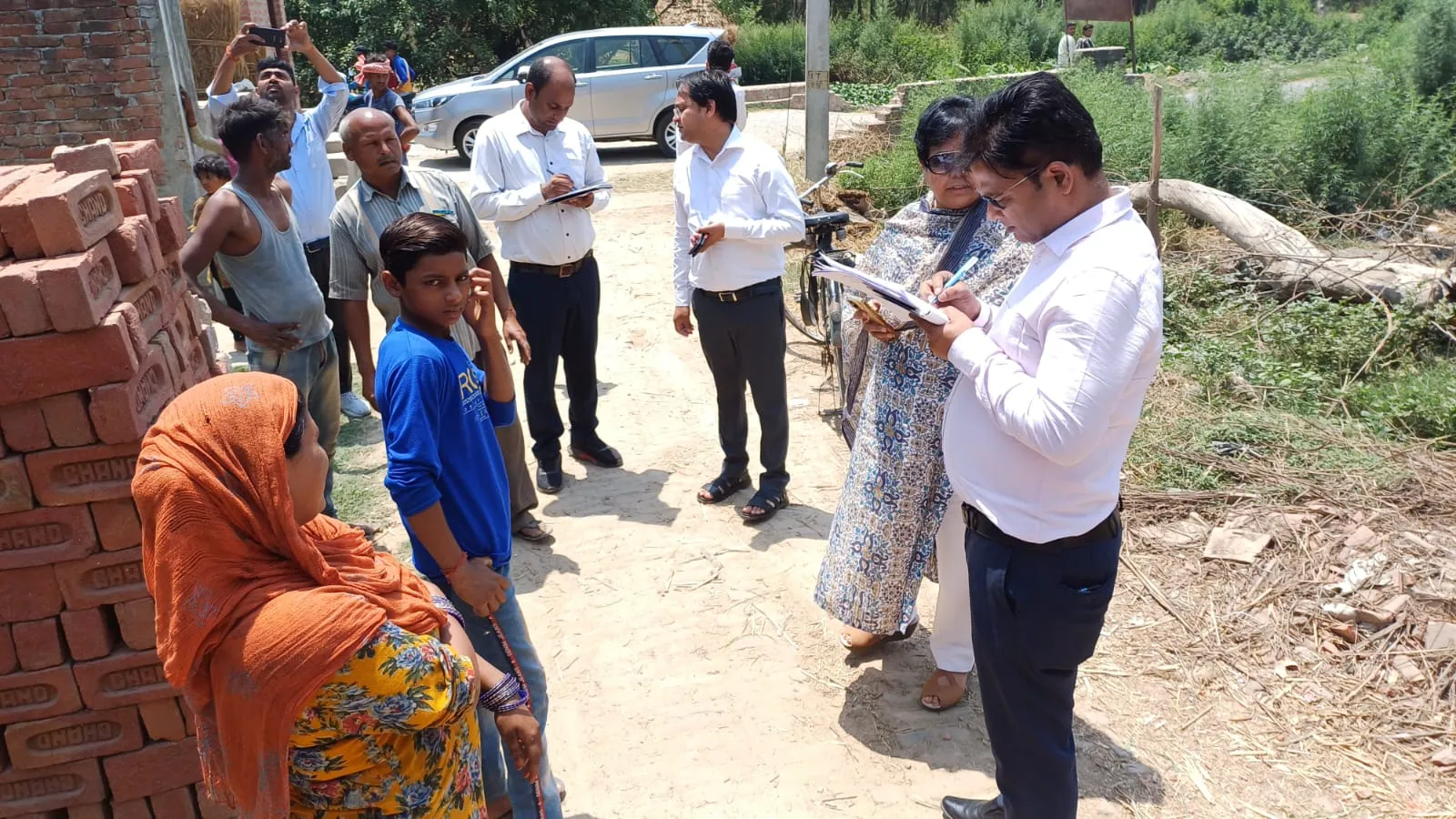 बरेली: पंचायत भवन में गंदगी, बिजली की व्यवस्था मिली ठप