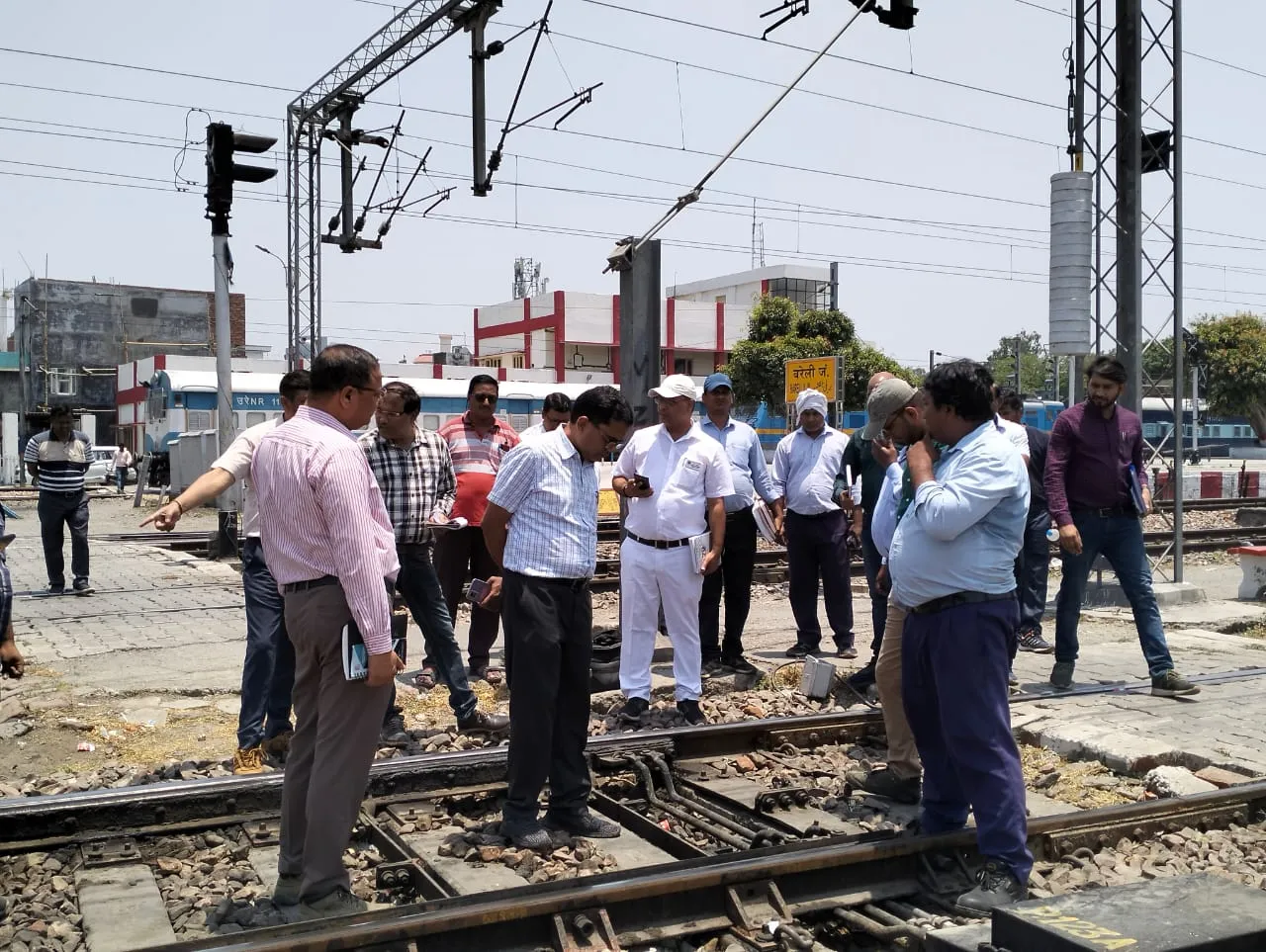 बरेली: सेफ्टी निरीक्षण के दौरान ट्रैक पर बोल्ट देख भड़के एडीआरएम