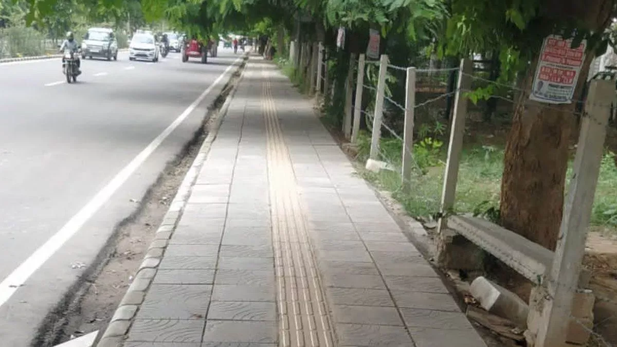 हल्द्वानी: फुटपाथ के लिए सीसी रोड उखाड़ी, सुस्त गति से चल रही इंटरलाकिंग