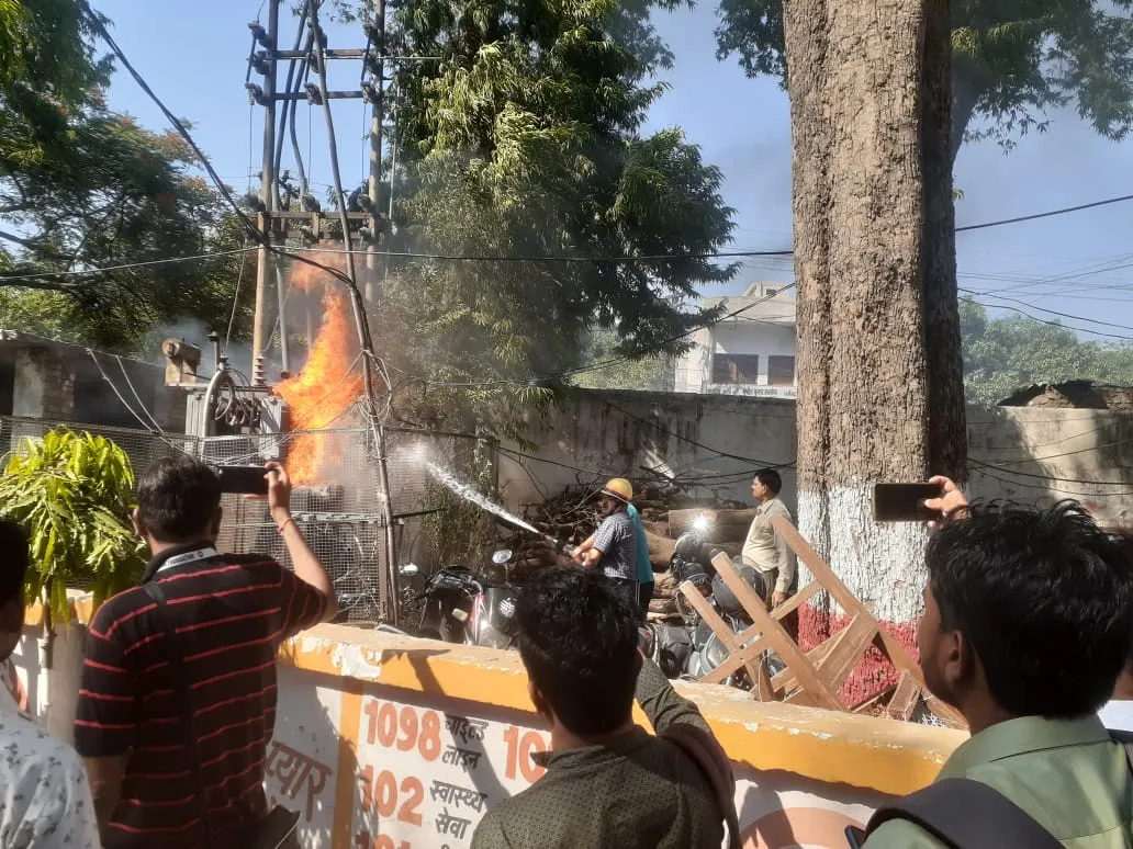 बरेली: कलेक्ट्रेट में तेज धमाके के साथ ट्रांसफार्मर में लगी आग