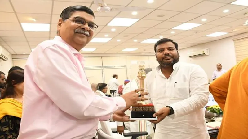 संत कबीर नगर : सांसद प्रवीण निषाद ने बैठक में खलीलाबाद-बहराइच रेलवे लाइन निर्माण कार्य को गति देने की उठाई मांग