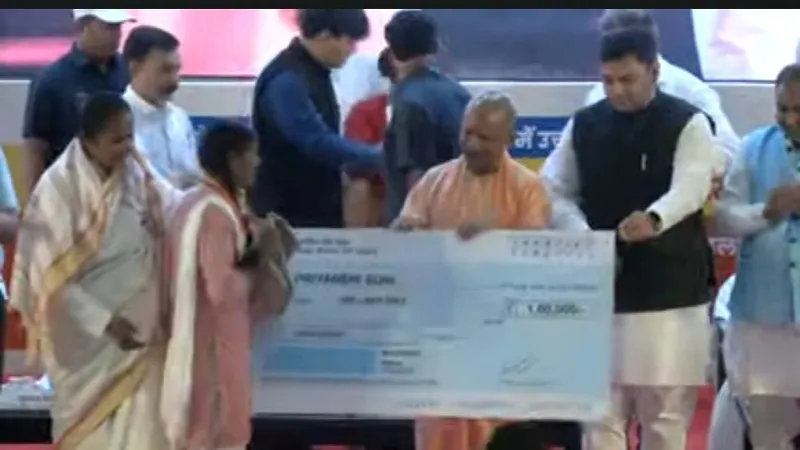 लखनऊ में CM योगी ने मेधावियों को किया सम्मानित, कहा - नकल माफिया समाज के सबसे बड़े दुश्मन 