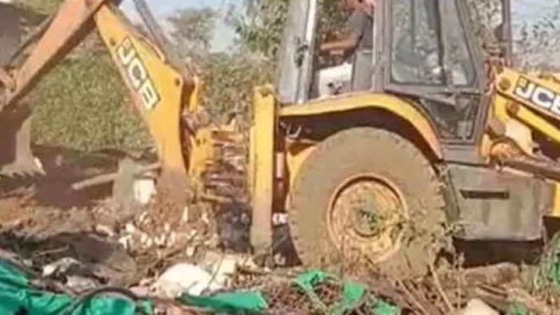 फतेहपुर में लड़की का रेप कर युवक ने की थी हत्या, आरोपी के घर पर चला बुलडोजर
