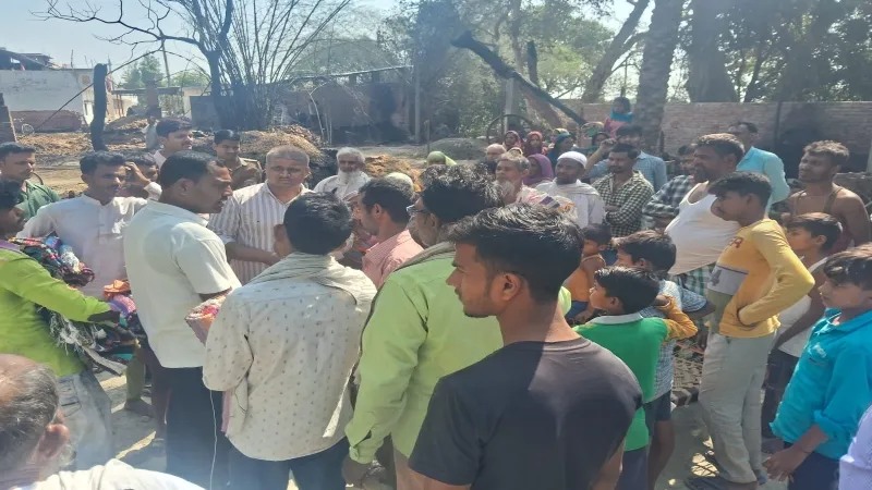 अयोध्या : अग्नि पीड़ितों के पोंछे आंसू, मदद के लिए बढ़ाए हाथ 
