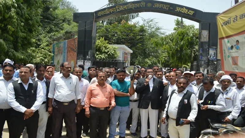 अयोध्या: स्थाई स्टैंड की मांग को लेकर अधिवक्ताओं ने किया प्रदर्शन