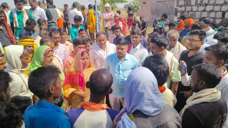 महिला ने अपने मकान को लगाई आग, तीन बच्चों को कुएं में फेंका 
