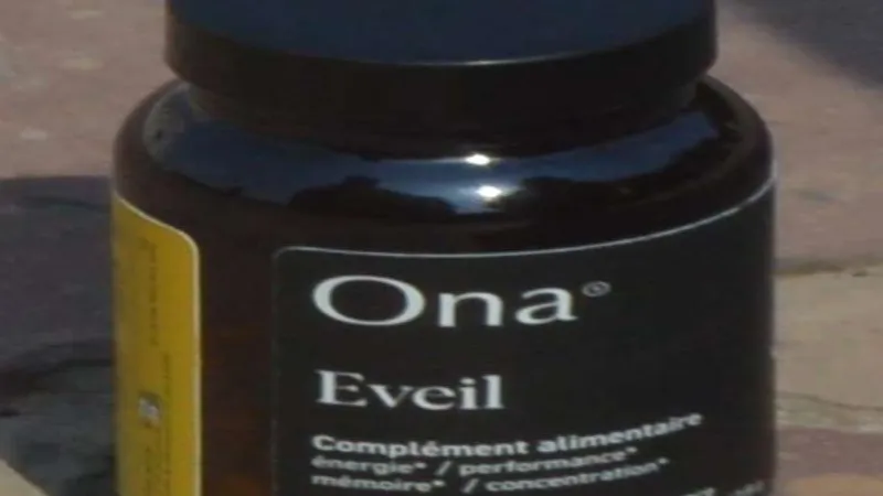 आगरा : ताजमहल में विदेशी महिला ने ताकत बढ़ाने वाली दवा का किया फोटोशूट, नियमों की उड़ाई धज्जियां