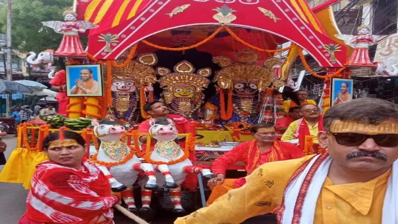 प्रयागराज : बाजे-गाजे संग रथ पर सवार होकर निकले भगवान जगन्नाथ