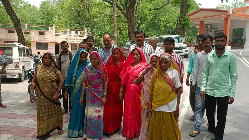 बहराइच : तालाब की जमीन पर बनवा लिया पट्टा, ग्रामीणों का प्रदर्शन