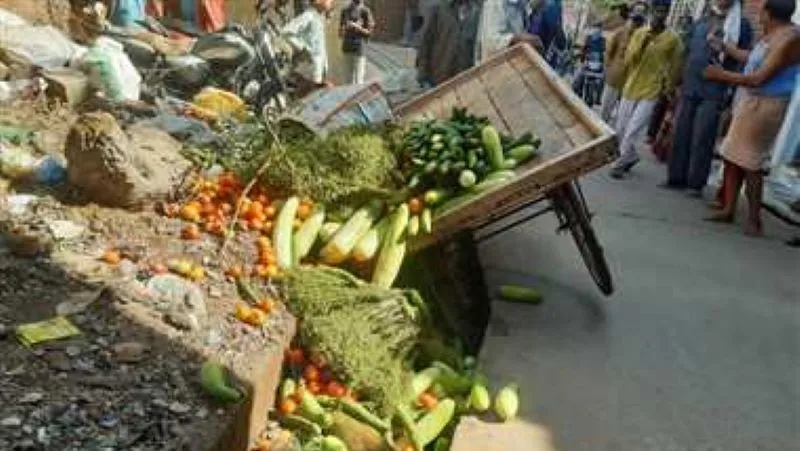 हल्द्वानी: सिपाही ने ठेला पलटा, भड़के लोगों का कोतवाली पर प्रदर्शन
