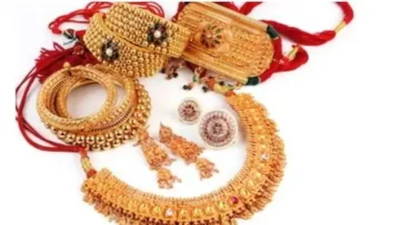 दहेज के दानव : हरदोई में बहू के जेवर नोचे फिर कपड़े फाड़ कर घर से भगाया