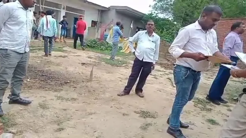 दुस्साहस : रायबरेली में डीएम की बनाई जांच टीम के सामने ही शिकायत कर्ता को पीटा 