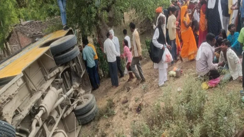 प्रयागराज में पलटी तेज रफ्तार अनियंत्रित बस, दर्जनों यात्री घायल 