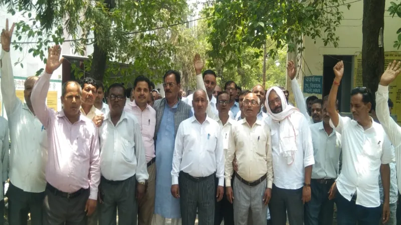 अयोध्या : अधिवक्ताओं की कलमबंद हड़ताल पांचवें दिन भी जारी