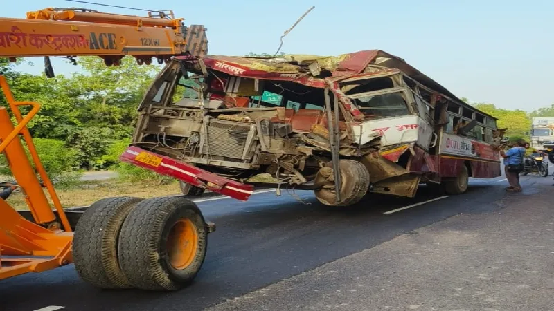 अयोध्या : ट्रक में पीछे से भिड़ी बस, तीन लोग हुए घायल 