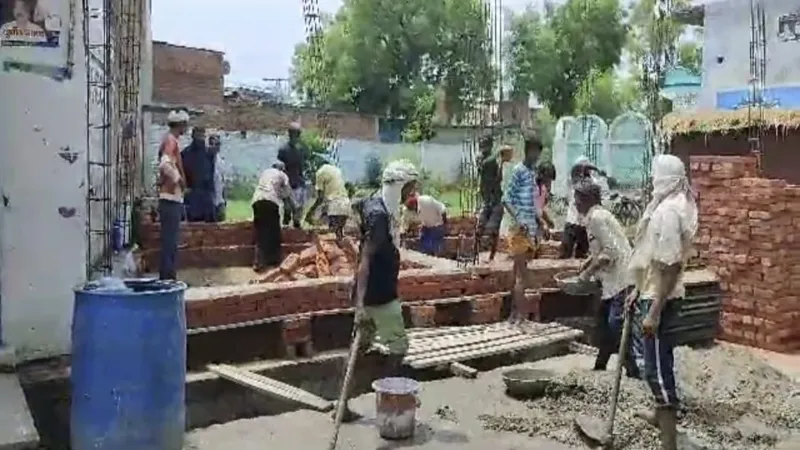 अमेठी में बेअसर है CM योगी का बुलडोजर, अधिकारियों की सरपरस्ती में लगातार हो रहा अवैध निर्माण 