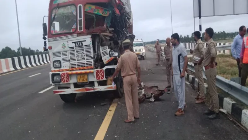 बाराबंकी : पूर्वांचल एक्सप्रेस-वे पर खड़े ट्रक से भिड़ा दूसरा ट्रक, एक की मौत