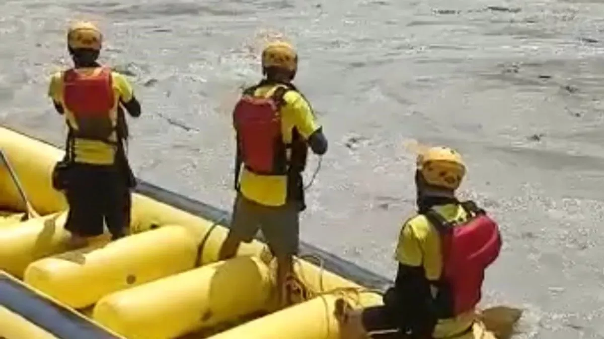 ऋषिकेश: पांच पर्यटकों को डूबने से बचाया, 2 लापताओं की खोज में जुटी SDRF टीम 