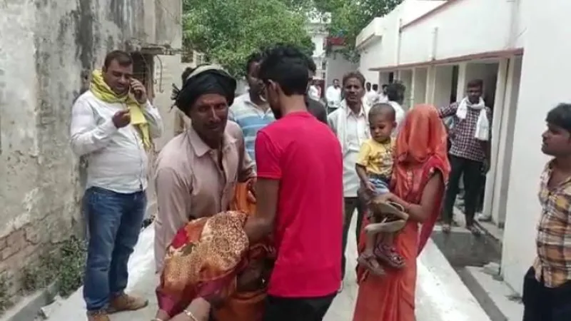 संपूर्ण समाधान दिवस : न्याय न मिलने पर घायल पत्नी को गोद में उठाकर पहुंचा पीड़ित 