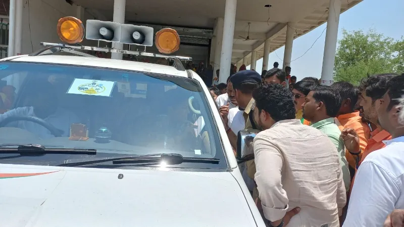 स्मृति ईरानी को रोककर बोला भाजपा कार्यकर्ता - दीदी मुझे सीओ ने बहुत पीटा