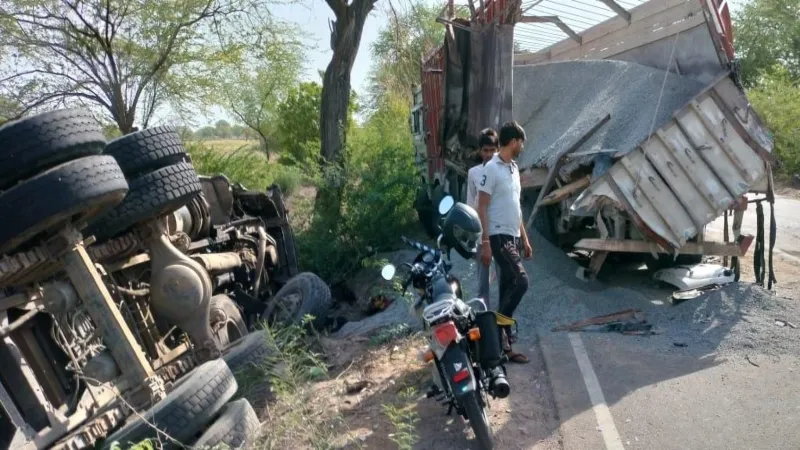 बांदा : दो ट्रक–एक डम्पर की टक्कर, चालक की मौके पर मौत - पांच घायल 