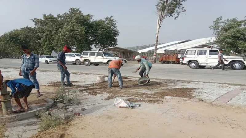 अयोध्या : चमकाया जा रहा सभा स्थल, बगल के वार्ड में पसरी गंदगी 