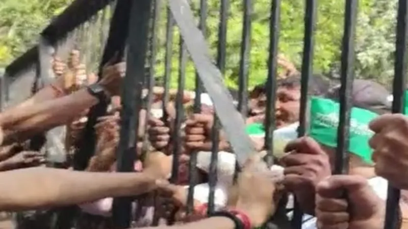 गौतमबुद्ध नगर : किसानों का नोएडा प्राधिकरण के खिलाफ 'हल्ला बोल' 