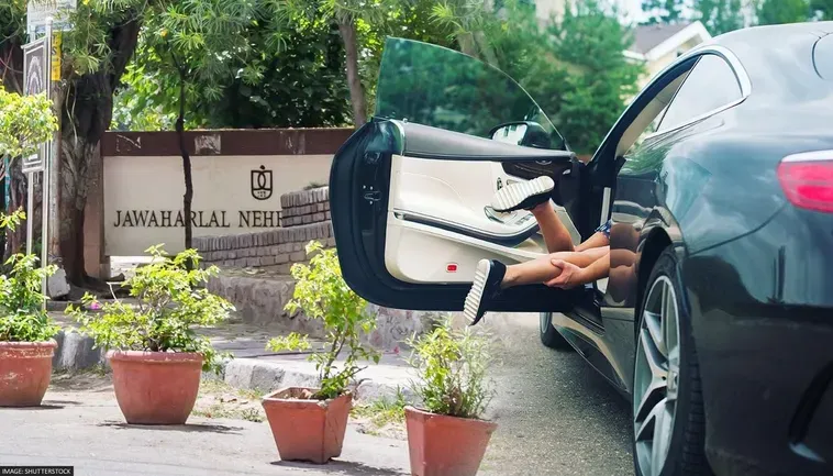 JNU में दो छात्राओं के अपहरण की कोशिश, रात 10 बजे के बाद बाहरी वाहनों के प्रवेश पर रोक 