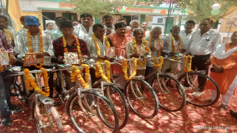 प्रतापगढ़ : नौकरी दिलाने के एवज में क्लर्क और एबीएसए पर पैसे लेने का आरोप, सांसद से की शिकायत 