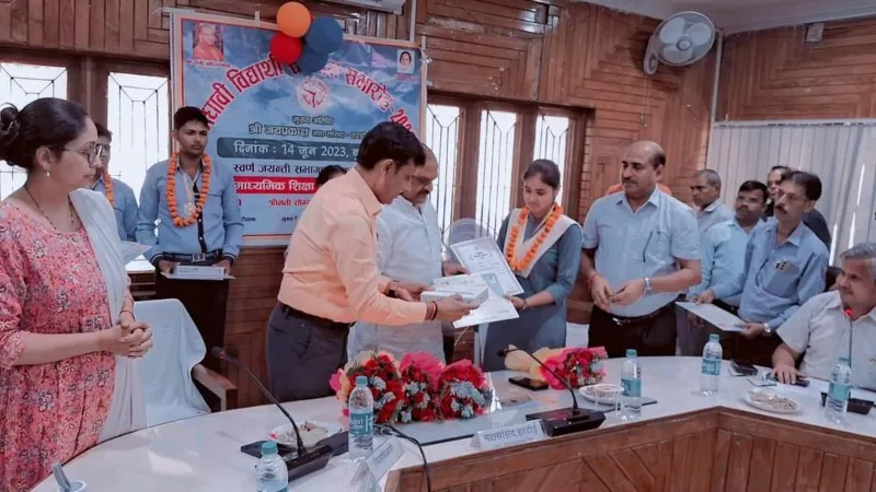 हरदोई : मेधावियों के नाम पर बनेंगी सड़कें, सांसद ने किया सम्मानित 