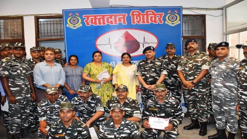 World Blood Donation Day : कई जीवन बचाने आगे आए सीआरपीएफ जवान, मेडिकल कॉलेज में किया रक्तदान 