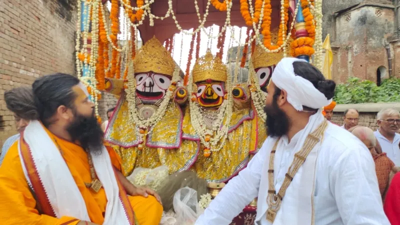 अयोध्या : भाई बलराम व सुभद्रा के साथ नगर भ्रमण पर निकले भगवान जगन्नाथ