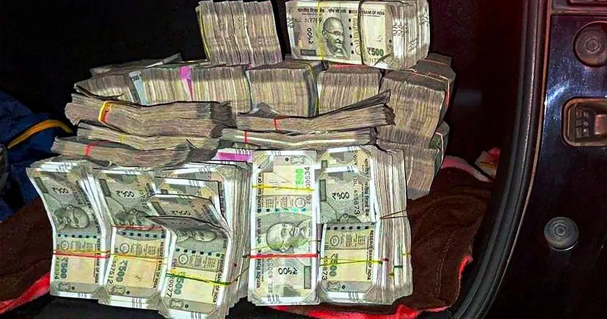 पीलीभीत: बरेली हाईवे पर पुलिस ने रोकी कार तो निकले 1.15 करोड़ कैश..जानिए पूरा मामला 