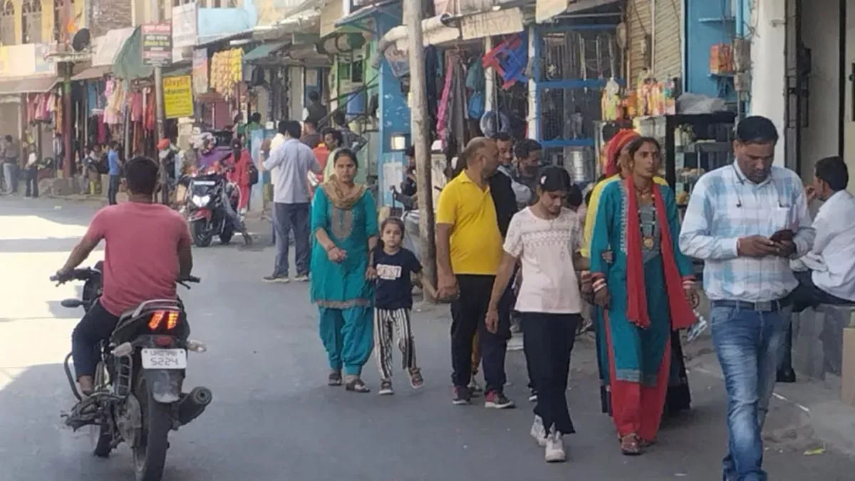 देहरादून: आखिरकार पुरोला में पुलिस के पहरे के बीच खुली दुकानें