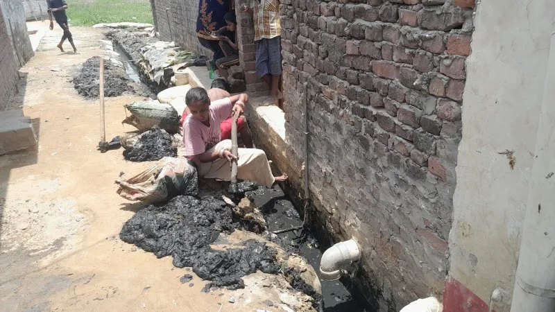 दुर्दशा : घोसियाना मोहल्ले में गंदगी का अंबार, नाले की खुद सफाई कर रही महिलाएं 