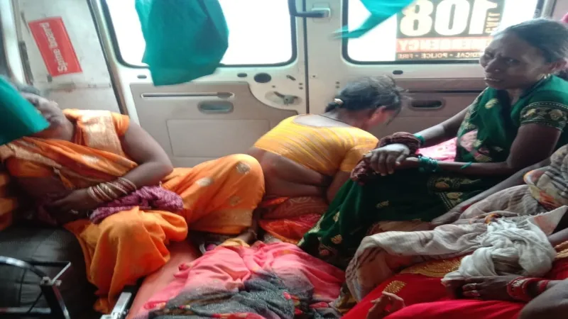 रायबरेली : तेज रफ्तार पिकअप अनियंत्रित होकर पलटी, 12 लोग घायल 