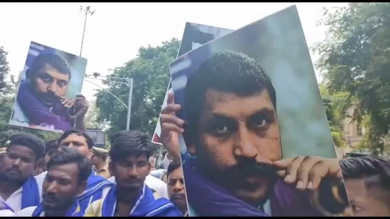 लखनऊ: ASP चीफ चंद्रशेखर आजाद पर हमले को लेकर भीम आर्मी का प्रदर्शन, उठाई गिरफ्तारी की मांग 