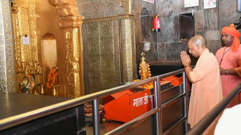 बलरामपुर: मुख्यमंत्री योगी ने किए मां पाटेश्वरी के दर्शन-पूजन, गायों और बछड़ों को खिलाया गुड़-चना