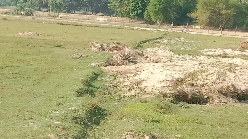 रायबरेली : फसल की सिंचाई में बाधक बने गंगा एक्सप्रेस-वे के ठेकेदार, मिट्टी डालकर बन्द किया कुलाबा