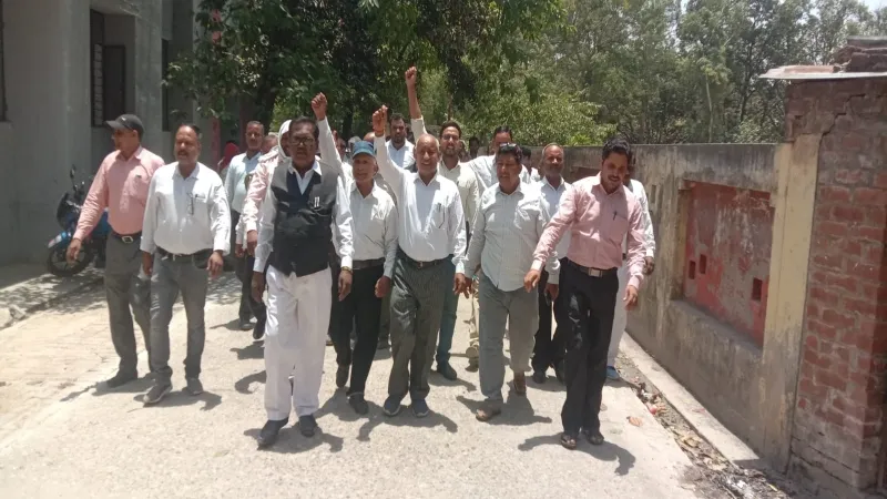 Ayodhya Breaking News : एसडीएम के खिलाफ लामबंद हुए वकील, प्रदर्शन कर हड़ताल पर गए 