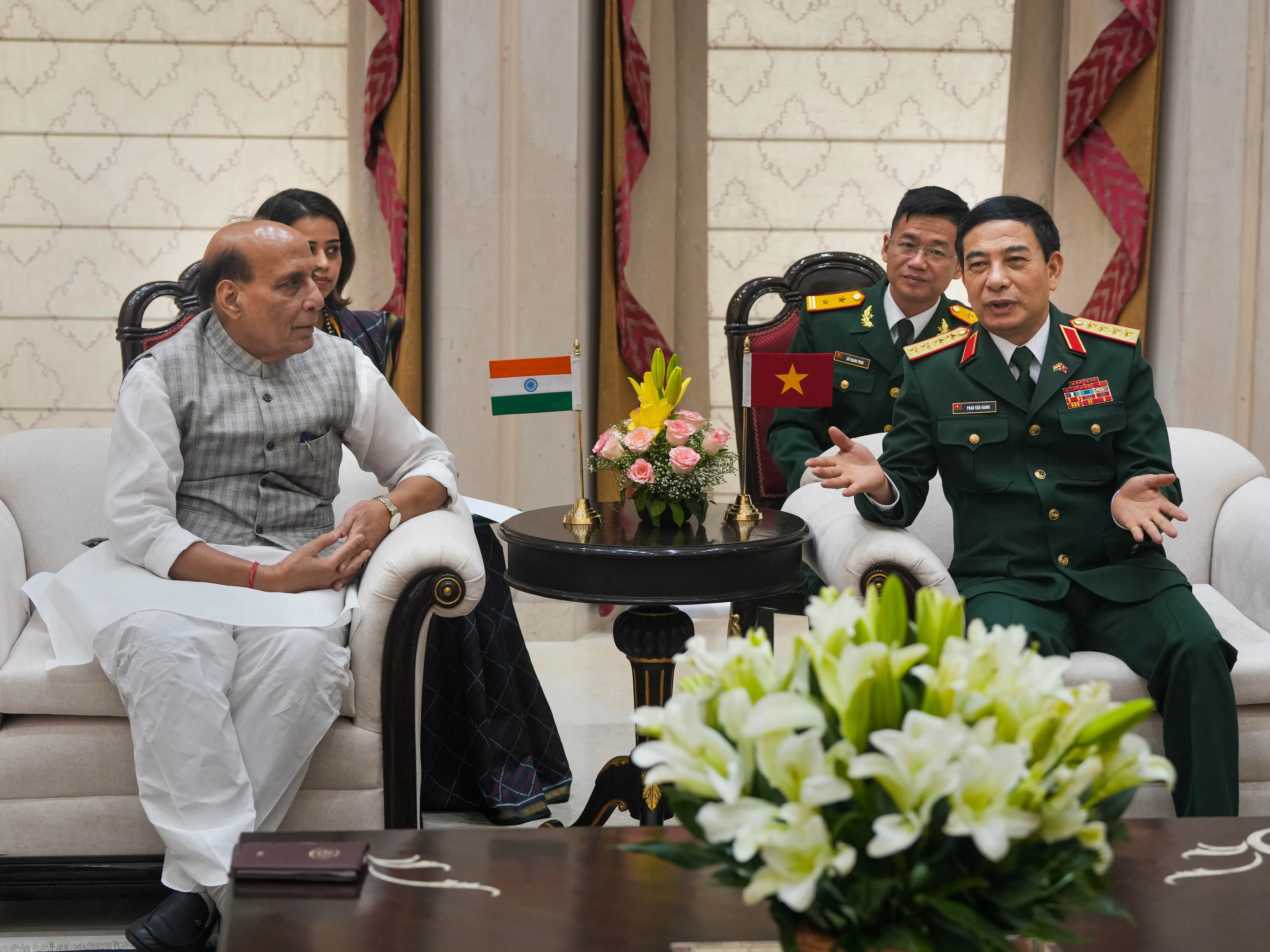 राजनाथ सिंह ने वियतनाम के रक्षा मंत्री से की वार्ता