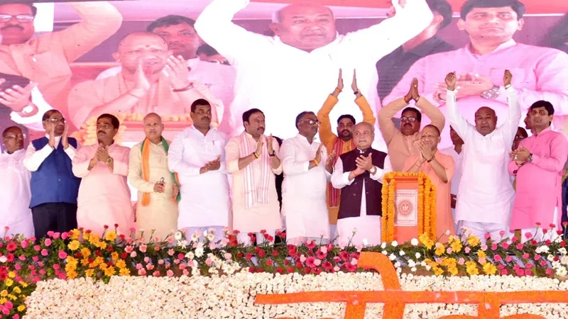 सीएम योगी ने अंबेडकरनगर को दी 12 अरब की परियोजनाओं की सौगात, कहा- परिवारवाद की राजनीति करने वाले देश की बात नहीं कर सकते 