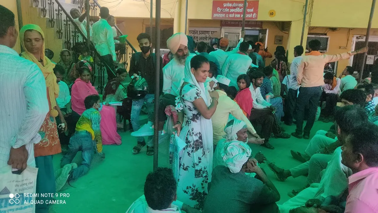 बरेली: 300 बेड अस्पताल... एआरवी केंद्र पर मरीजों की लाइन, स्टाफ गायब