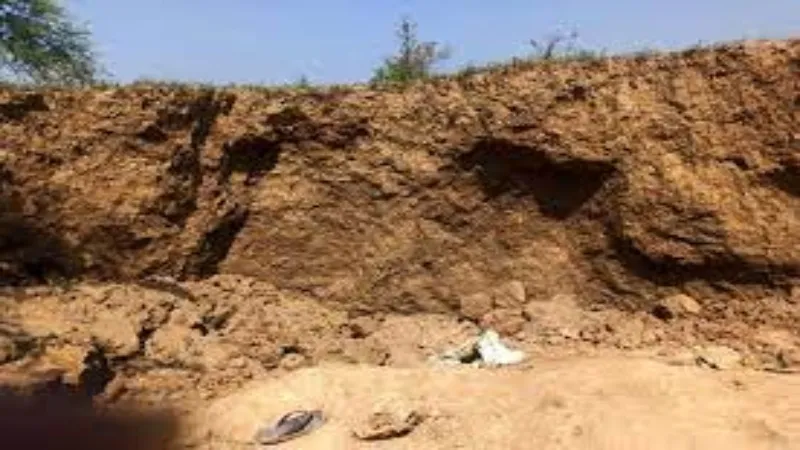 कौशांबी : मिट्टी के टीले में दबकर महिला की मौत, तीन घायल 